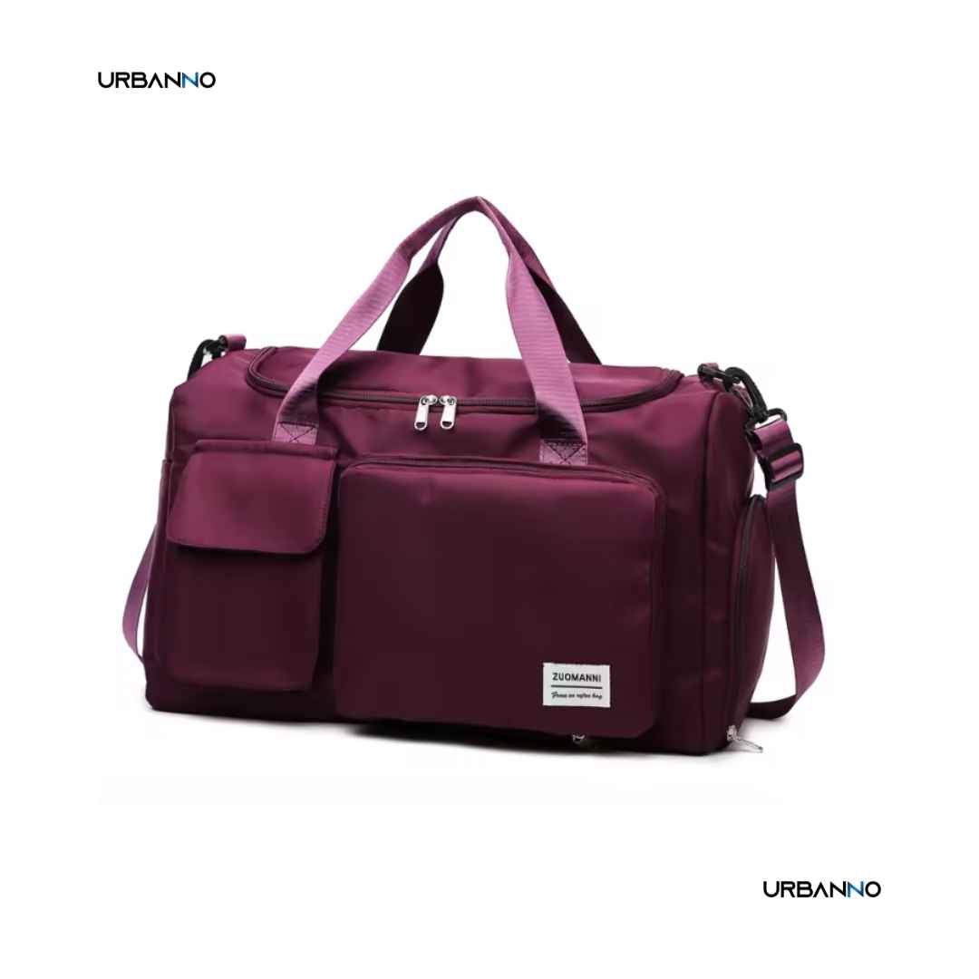 Bolsa de academia feminina roxa com bolsos frontais, fundo branco. Urbanno.