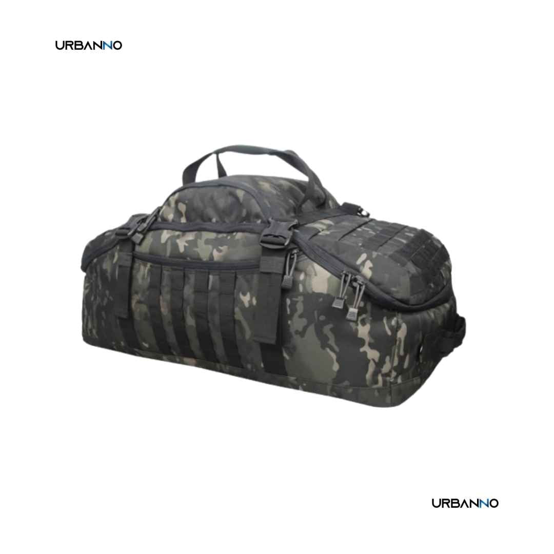 Bolsa de academia grande camuflada preta e cinza, fundo branco. Urbanno.