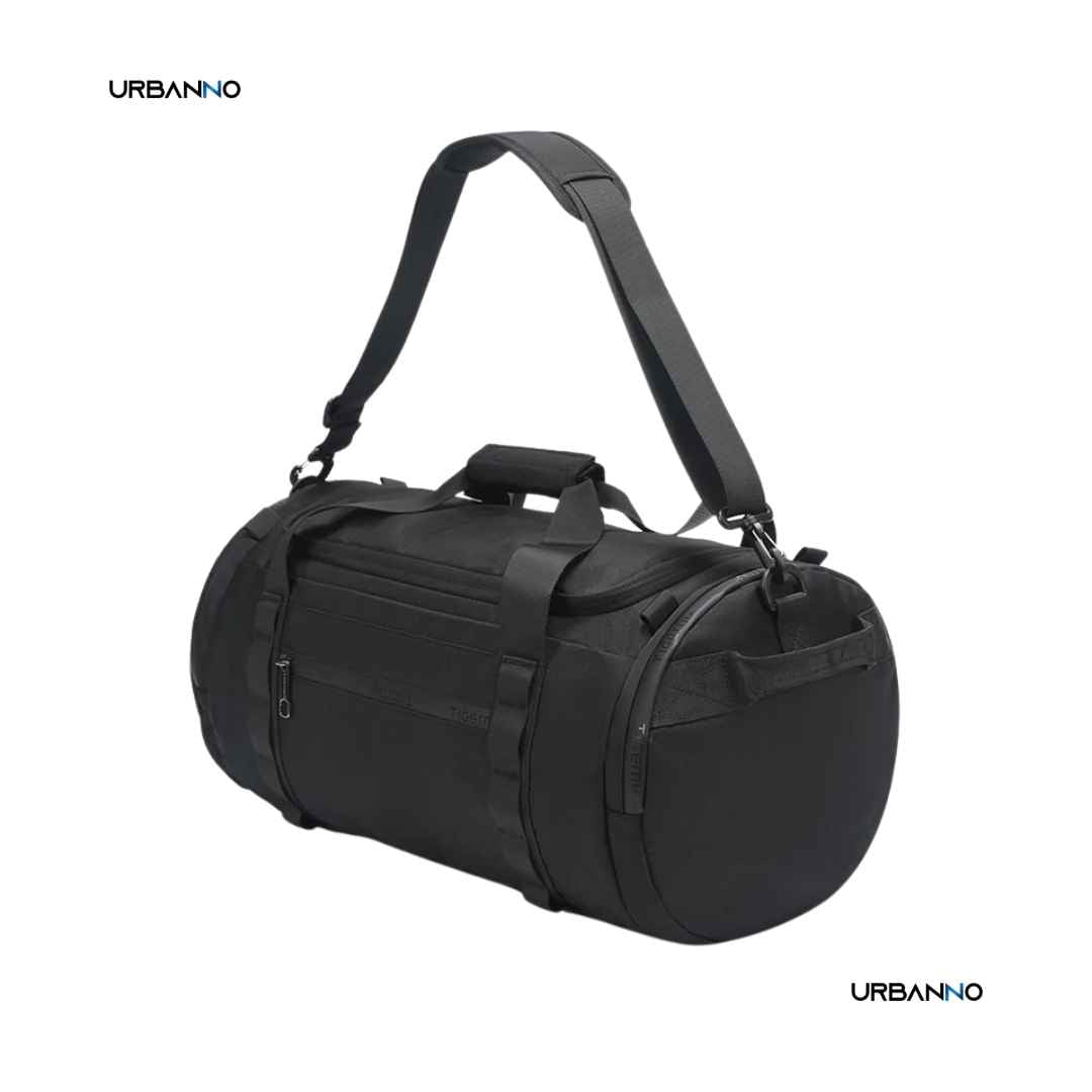 Bolsa de academia preta com formato cilíndrico e alça de ombro, fundo branco. Urbanno.