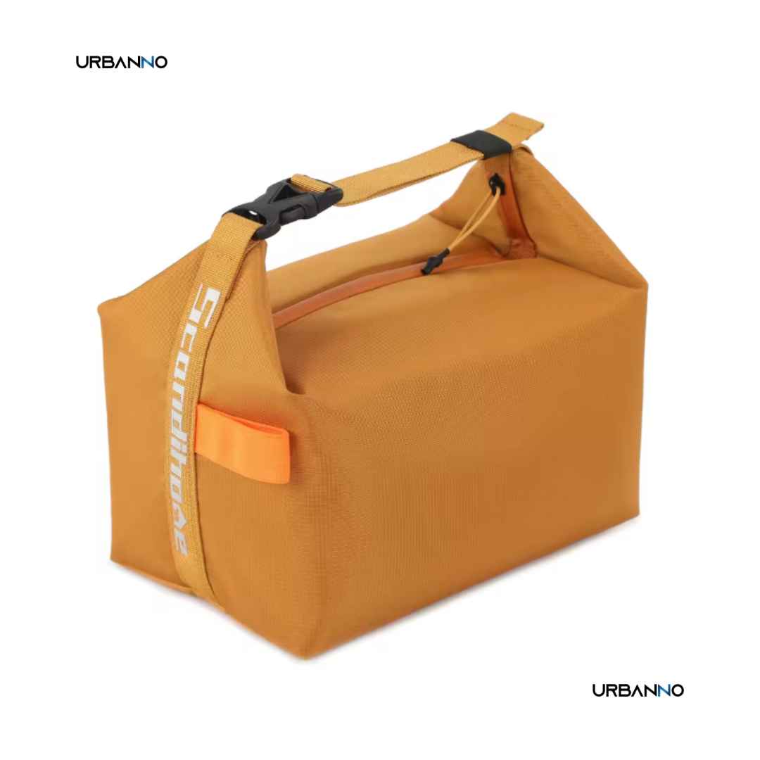 Bolsa térmica tipo gel amarela com alça e fecho de fivela, fundo branco. Urbanno.