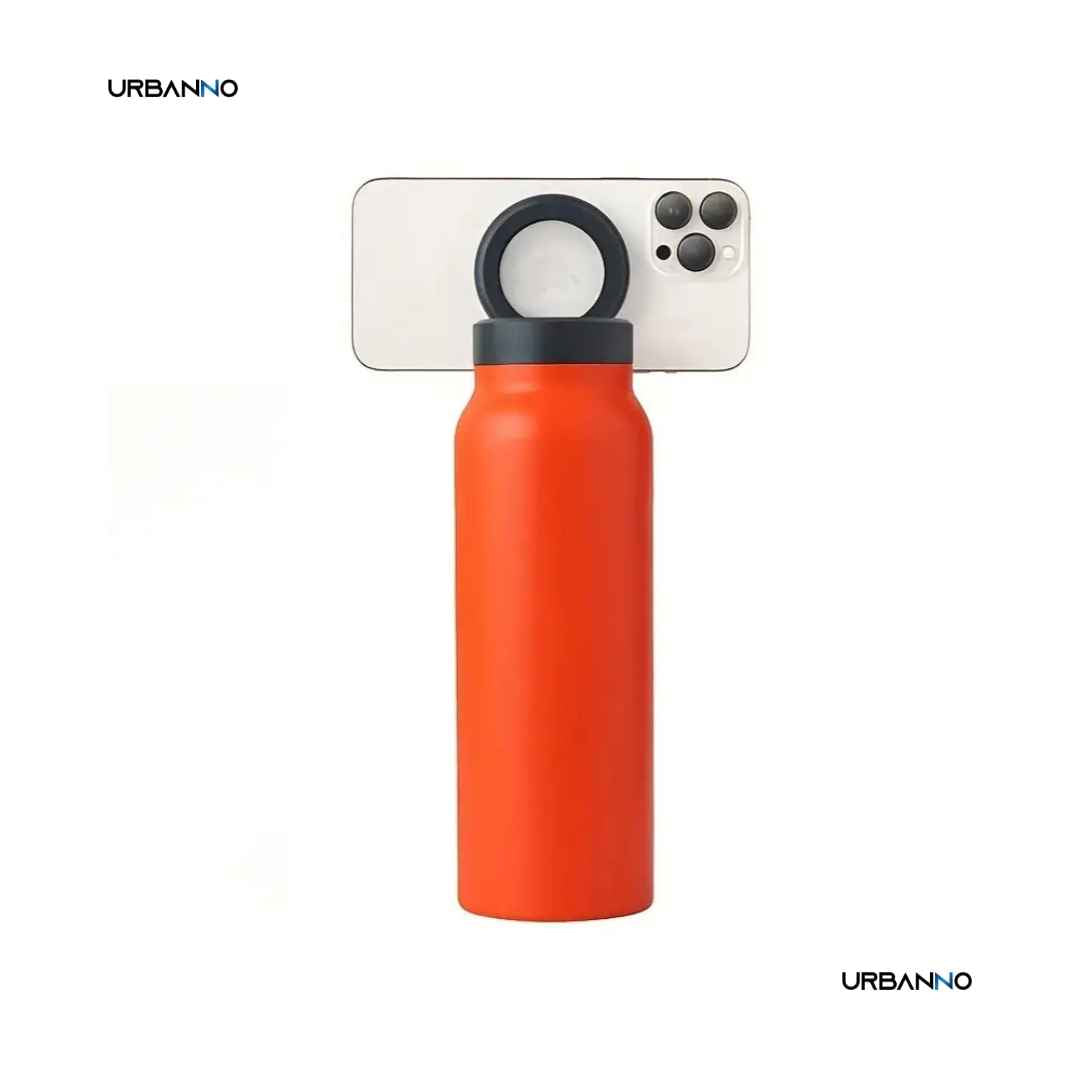 Garrafa de academia laranja com suporte para celular, fundo branco. Urbanno.