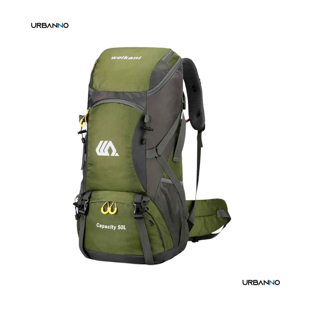 Mochila de camping verde e cinza com capacidade de 50L, fundo branco. Urbanno.