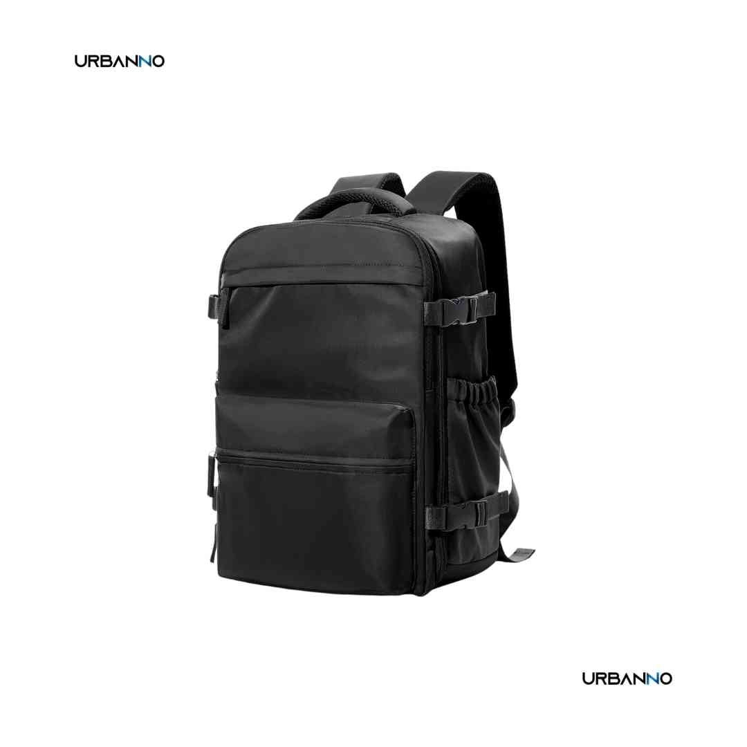 ochila de viagem preta retangular com múltiplos compartimentos, alças acolchoadas e tiras de compressão, ideal para viagens e bagagem de mão.
