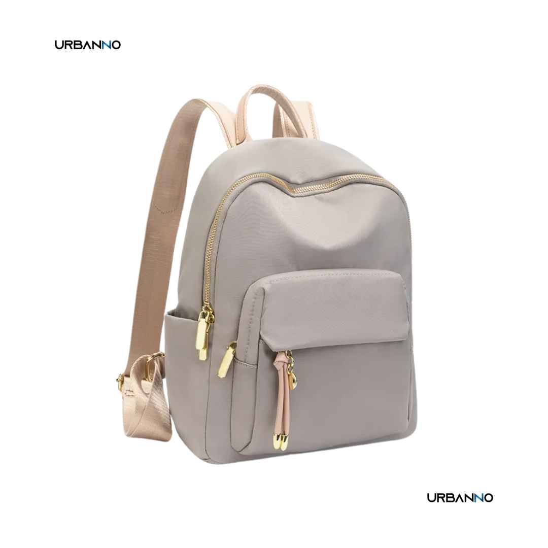 Mochila feminina cinza claro com detalhes dourados, fundo branco. Urbanno.