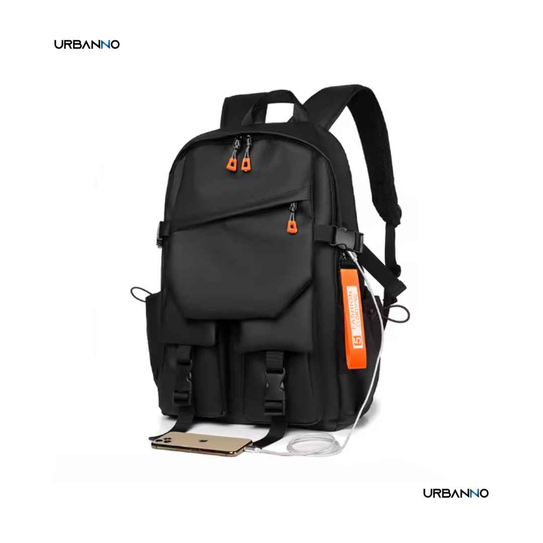 Mochila masculina preta com detalhes laranja e cabo USB, fundo branco. Urbanno.