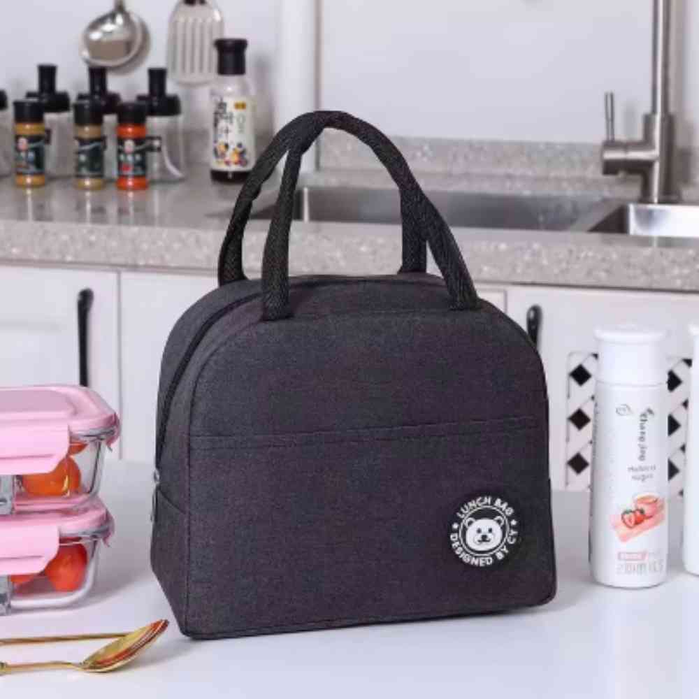 Bolsa Térmica para Marmitas e Dietas Urbanno preta, em bancada de cozinha com potes de marmita e garrafa ao lado