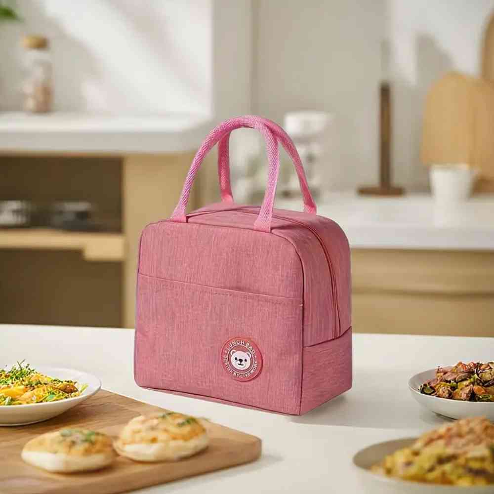 Bolsa Térmica para Marmitas e Dietas Urbanno rosa, em mesa com pratos de comida, sugerindo uso para refeições portáteis