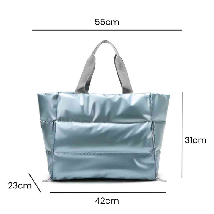 Bolsa de Academia Feminina Grande para Yoga com Compartimento para Mat Azul Urbanno, estilo tote acolchoada, com linhas indicando suas dimensões de 55cm de comprimento, 31cm de altura e 23cm de profundidade.