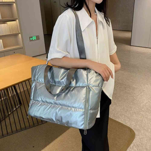 Mulher usando a Bolsa de Academia Feminina Grande para Yoga com Compartimento para Mat Azul Urbanno no ombro, com alça transversal, em ambiente interno com luz natural, demonstrando seu tamanho e estilo casual.