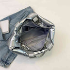 Bolsa de Academia Feminina Grande para Yoga com Compartimento para Mat Azul Urbanno, vista interna aberta, com bolsos organizadores e espaço para diversos pertences.