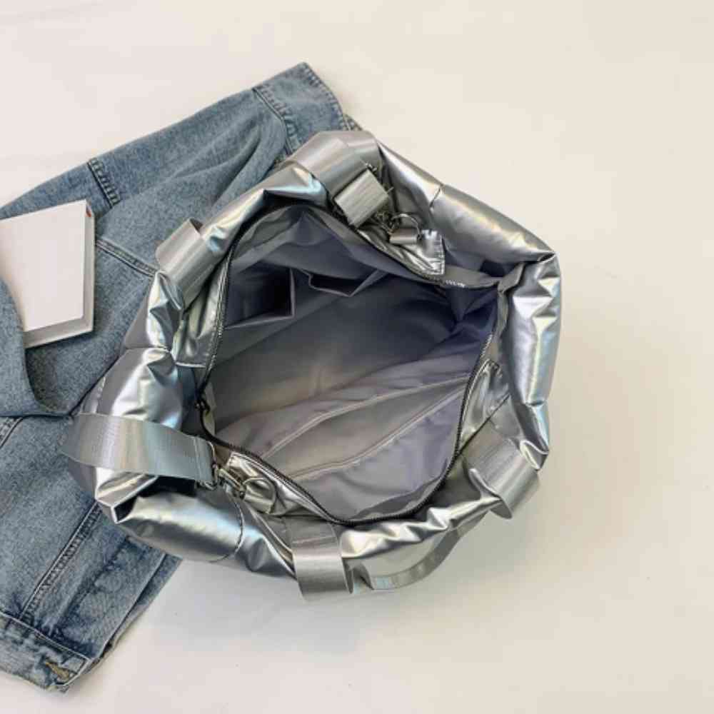 Bolsa de Academia Feminina Grande para Yoga com Compartimento para Mat Azul Urbanno, vista interna aberta, com bolsos organizadores e espaço para diversos pertences.