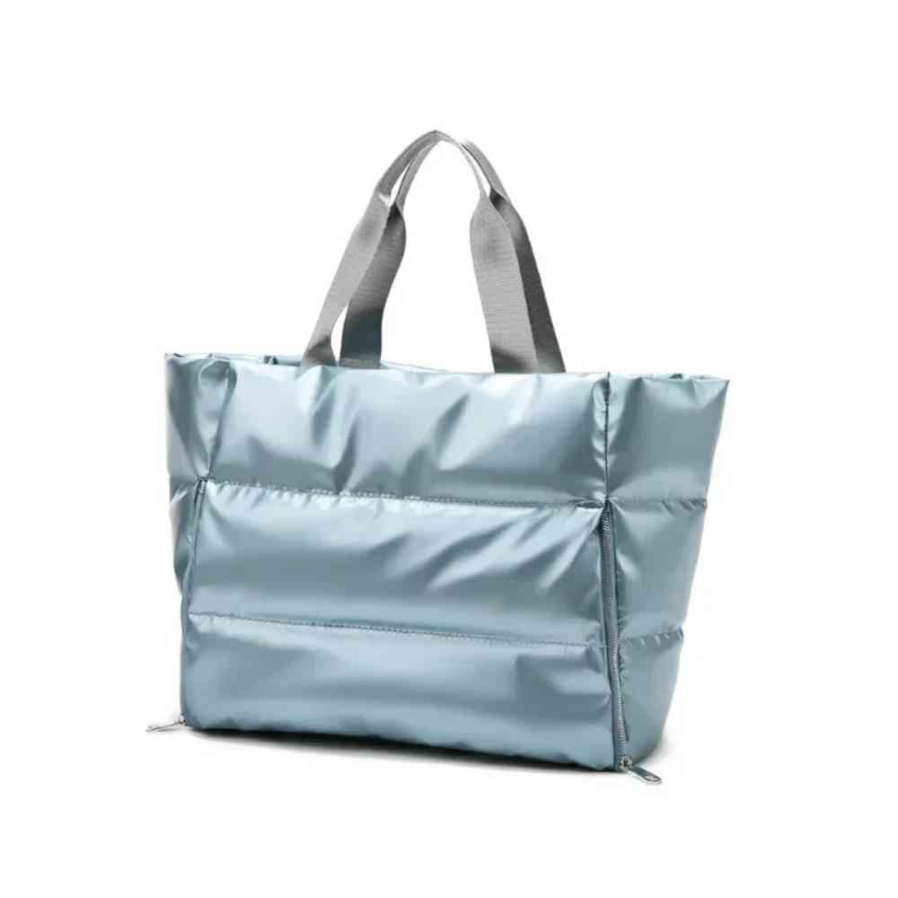 Bolsa de Academia Feminina Grande para Yoga com Compartimento para Mat Azul Urbanno, estilo tote acolchoada, vista frontal com alças duplas e alça transversal, destacando sua cor suave e design funcional.
