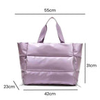 Bolsa de Academia Feminina Grande para Yoga com Compartimento para Mat Lilás Urbanno, estilo tote acolchoada, com linhas indicando suas dimensões de 55cm de comprimento, 31cm de altura e 23cm de profundidade.