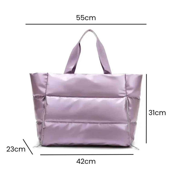 Bolsa de Academia Feminina Grande para Yoga com Compartimento para Mat Lilás Urbanno, estilo tote acolchoada, com linhas indicando suas dimensões de 55cm de comprimento, 31cm de altura e 23cm de profundidade.