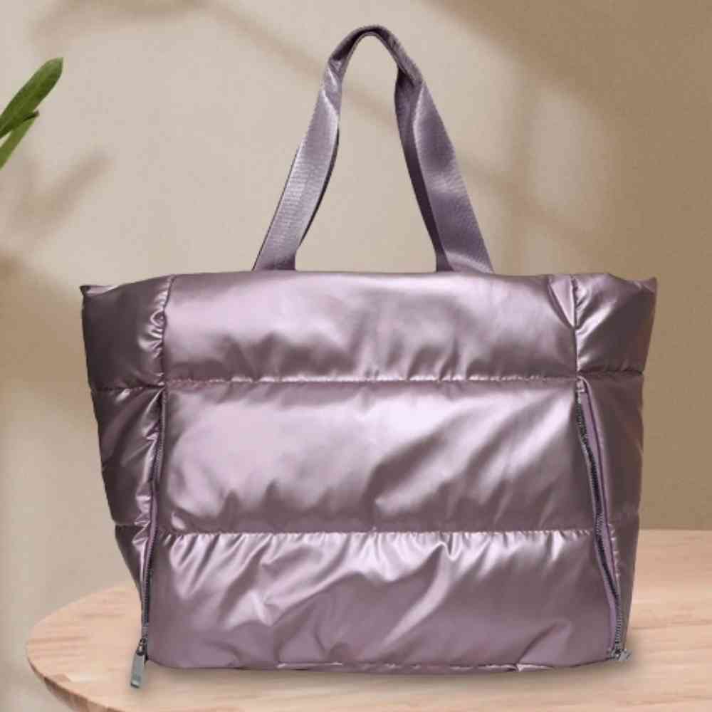 Bolsa de Academia Feminina Grande para Yoga com Compartimento para Mat Lilás Urbanno, estilo tote acolchoada, vista frontal em um ambiente interno, destacando sua textura e cor elegante.