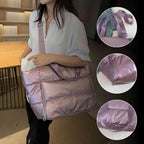 Mulher usando a Bolsa de Academia Feminina Grande para Yoga com Compartimento para Mat Lilás Urbanno, com três círculos detalhando: as alças duplas, o zíper lateral inferior e um dos bolsos de encaixe do mat.