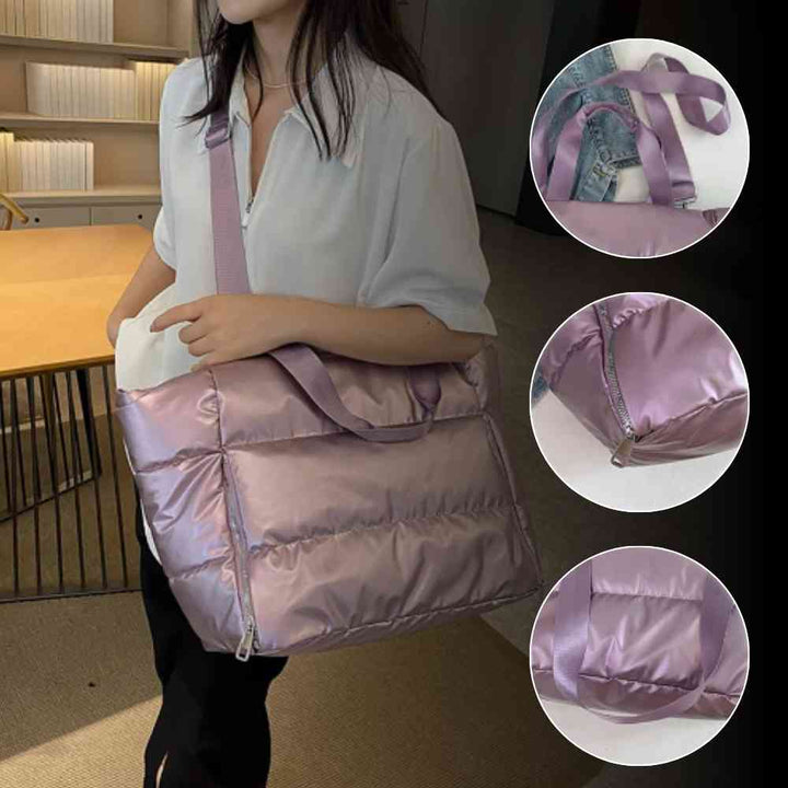 Mulher usando a Bolsa de Academia Feminina Grande para Yoga com Compartimento para Mat Lilás Urbanno, com três círculos detalhando: as alças duplas, o zíper lateral inferior e um dos bolsos de encaixe do mat.