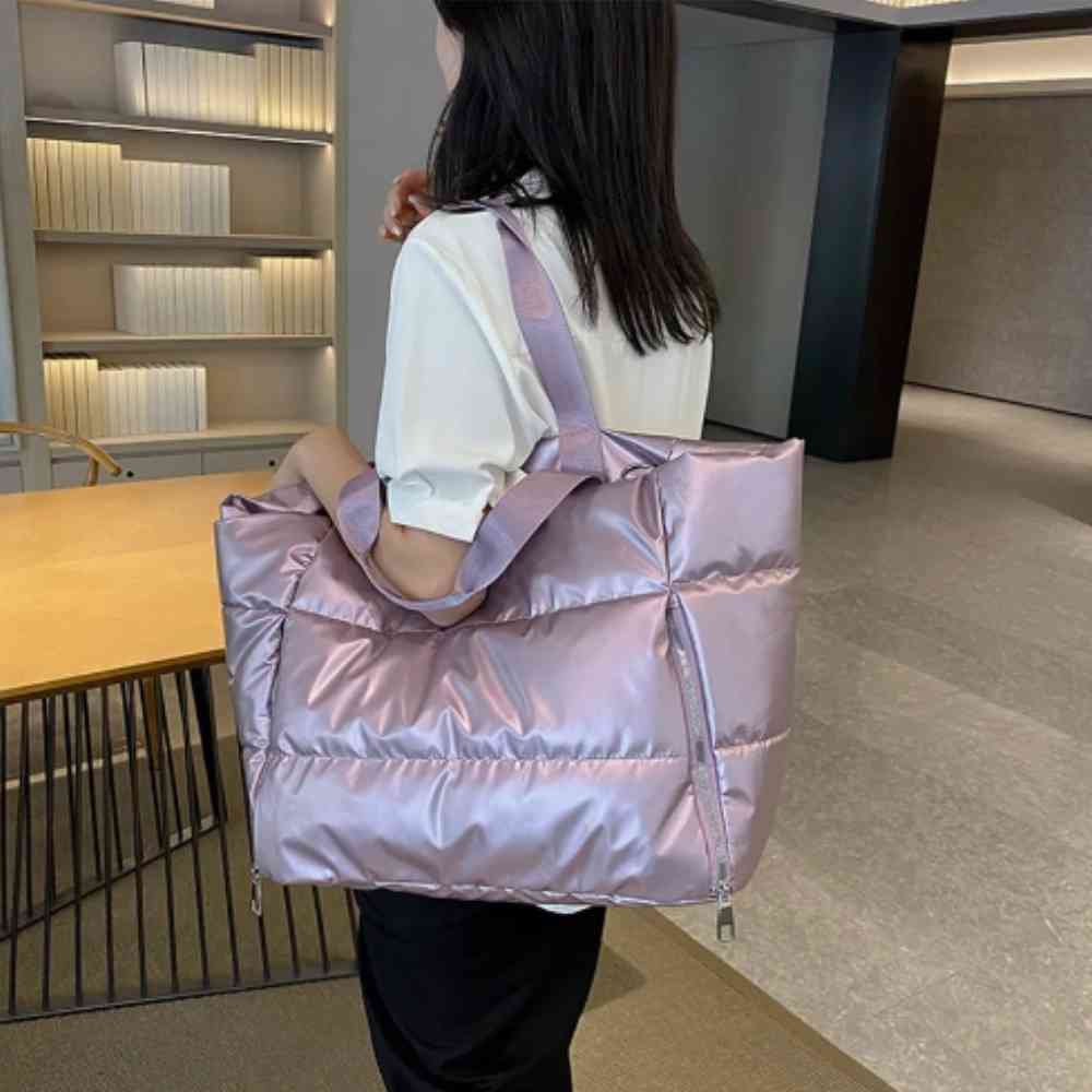 Mulher usando a Bolsa de Academia Feminina Grande para Yoga com Compartimento para Mat Lilás Urbanno no ombro, demonstrando seu tamanho e estilo elegante em um ambiente interno.