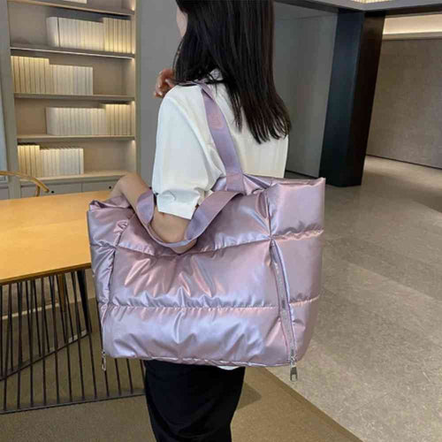 Mulher usando a Bolsa de Academia Feminina Grande para Yoga com Compartimento para Mat Lilás Urbanno no ombro, demonstrando seu tamanho e estilo elegante em um ambiente interno.