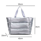 Bolsa de Academia Feminina Grande para Yoga com Compartimento para Mat Prata Urbanno, estilo tote acolchoada, com linhas indicando suas dimensões de 55cm de comprimento, 31cm de altura e 23cm de profundidade.