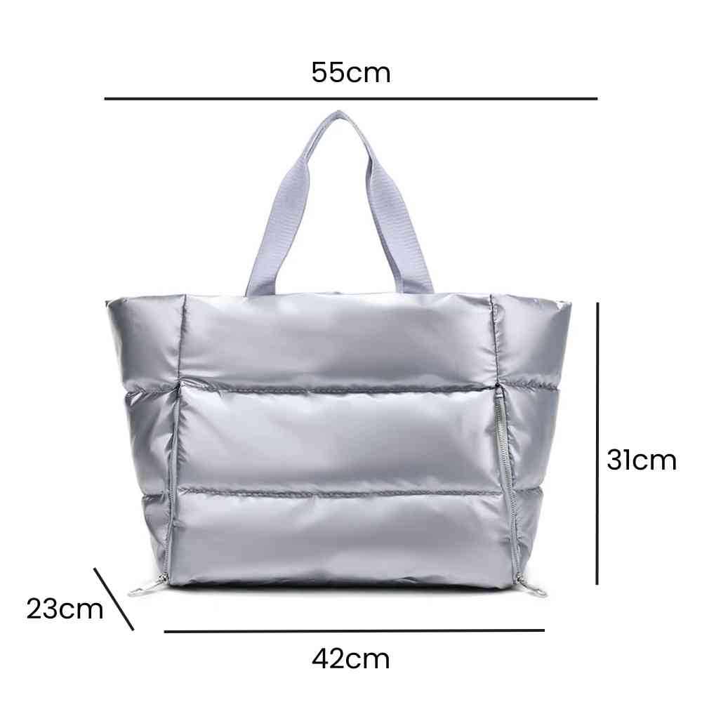 Bolsa de Academia Feminina Grande para Yoga com Compartimento para Mat Prata Urbanno, estilo tote acolchoada, com linhas indicando suas dimensões de 55cm de comprimento, 31cm de altura e 23cm de profundidade.