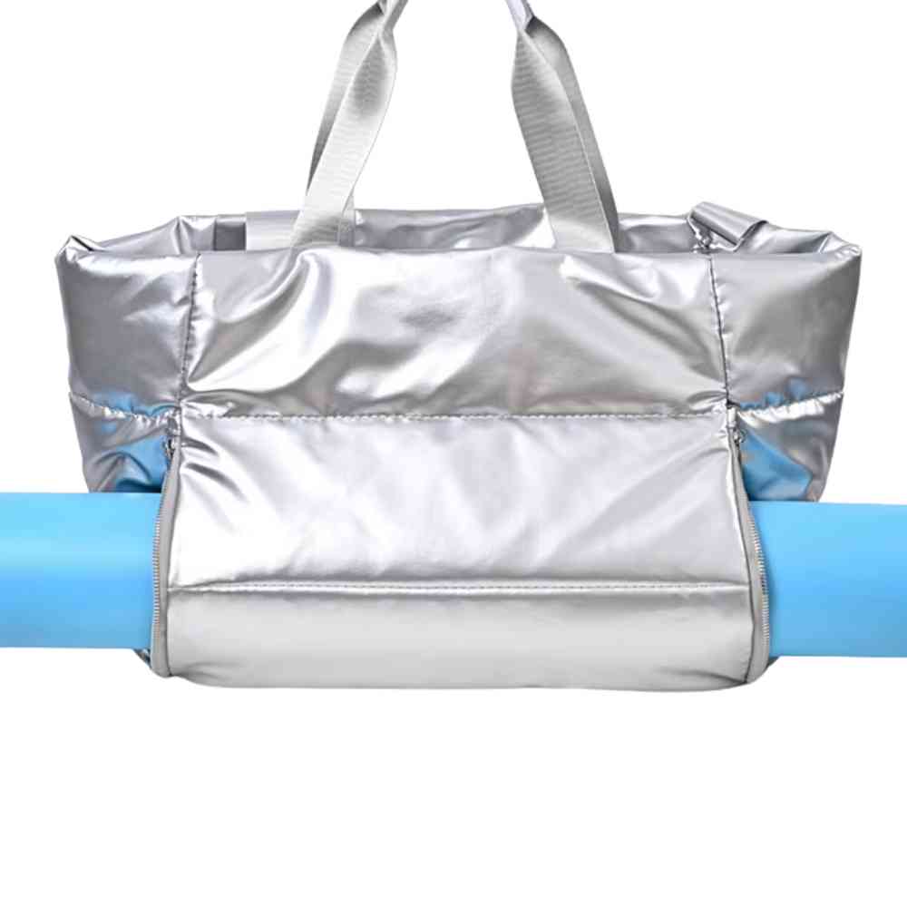 Bolsa de Academia Feminina Grande para Yoga com Compartimento para Mat Prata Urbanno, vista frontal, com um tapete de yoga azul enrolado e preso no compartimento inferior, demonstrando a funcionalidade para transportar o mat.