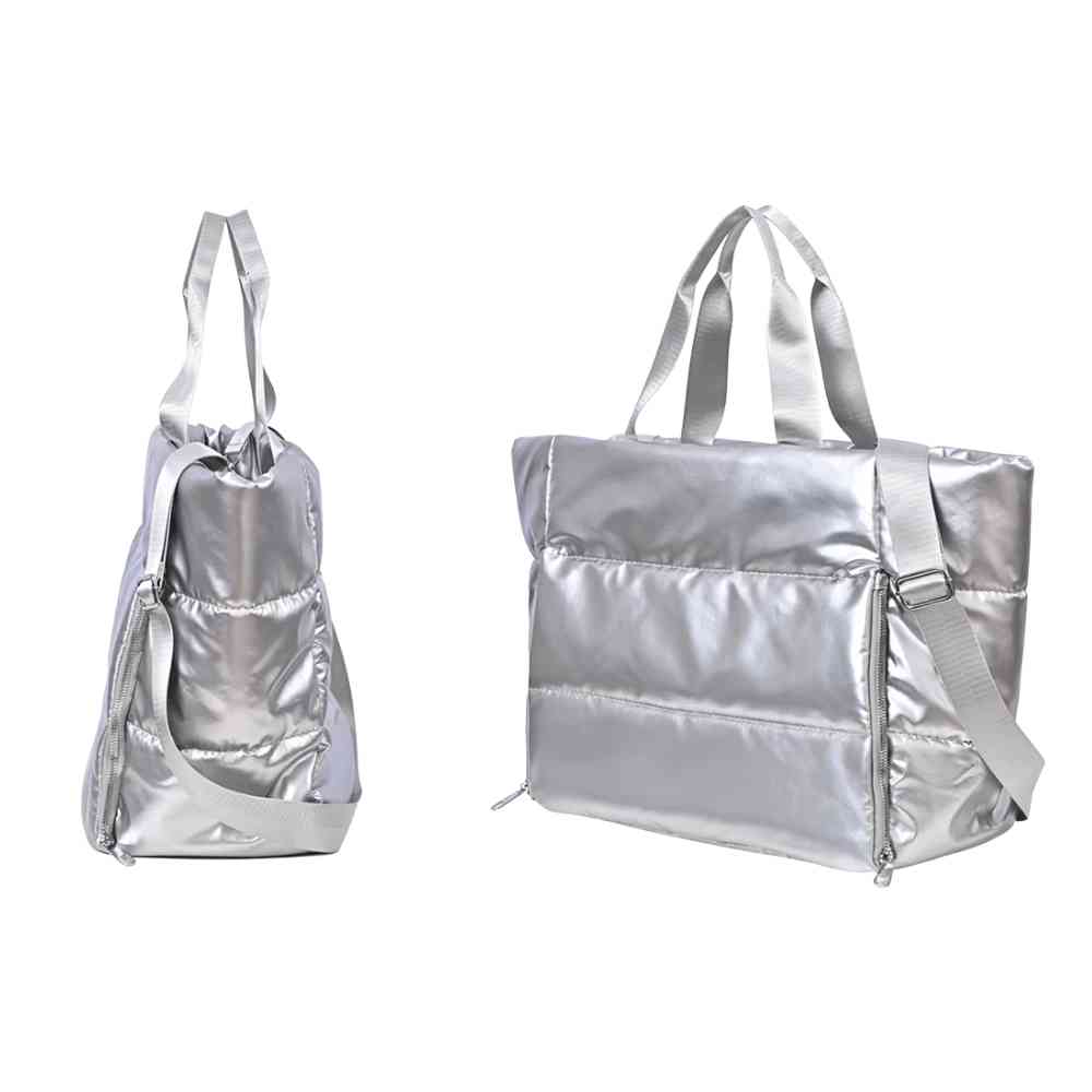 Bolsa de Academia Feminina Grande para Yoga com Compartimento para Mat Prata Urbanno, exibida em duas vistas: lateral com a bolsa mais vertical e frontal, destacando seu design acolchoado e o material brilhante.