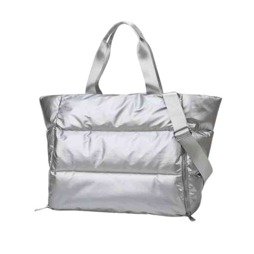 Bolsa de Academia Feminina Grande para Yoga com Compartimento para Mat Prata Urbanno, estilo tote acolchoada, vista frontal com alças duplas e alça transversal, destacando seu visual moderno e sofisticado.