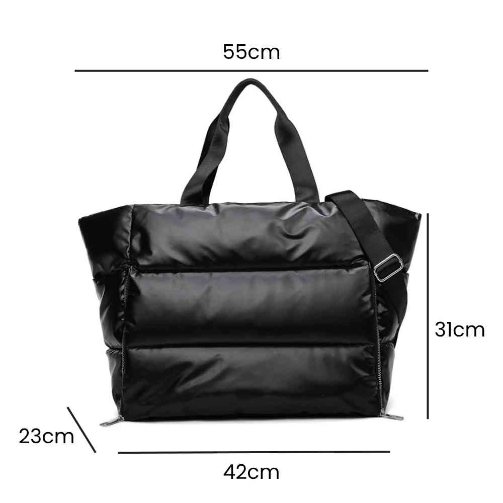 Bolsa de Academia Feminina Grande para Yoga com Compartimento para Mat Preta Urbanno, estilo tote acolchoada, com linhas indicando suas dimensões de 55cm de comprimento, 31cm de altura e 23cm de profundidade.
