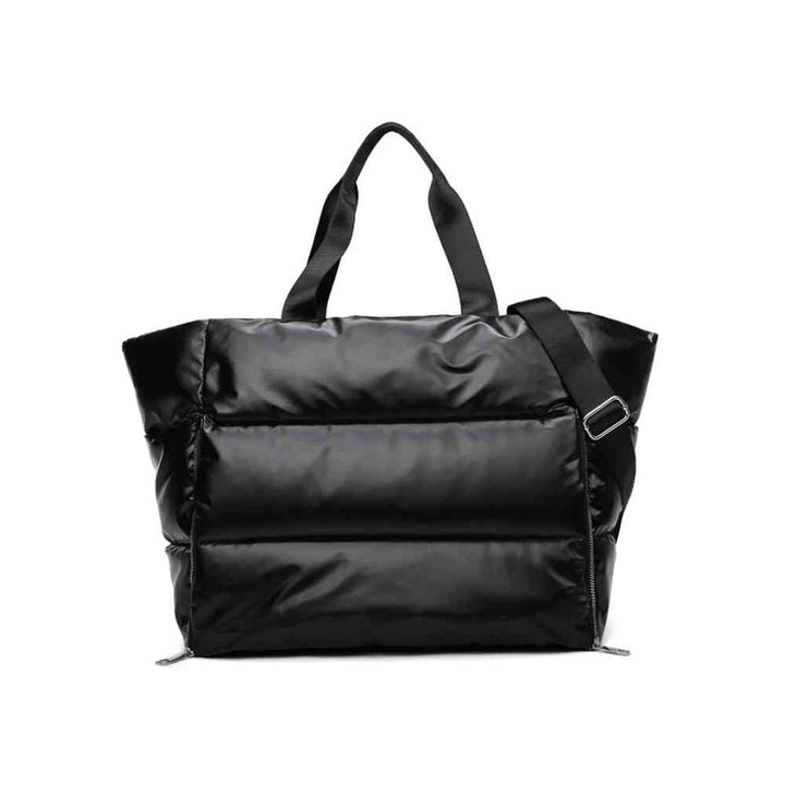 Bolsa de Academia Feminina Grande para Yoga com Compartimento para Mat Preta Urbanno, estilo tote acolchoada, vista frontal com alças de mão e alça de ombro ajustável, pronta para seus exercícios e acessórios de yoga.