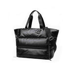 Bolsa de Academia Feminina Grande para Yoga com Compartimento para Mat Preta Urbanno, estilo tote acolchoada, vista frontal com alças duplas e alça transversal, destacando seu design moderno e espaçoso.