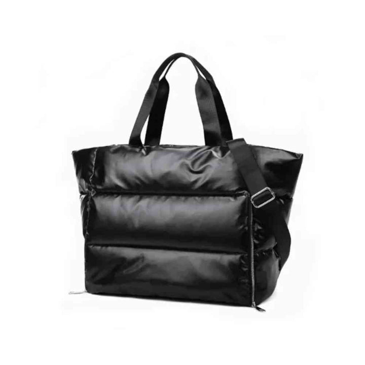 Bolsa de Academia Feminina Grande para Yoga com Compartimento para Mat Preta Urbanno, estilo tote acolchoada, vista frontal com alças duplas e alça transversal, destacando seu design moderno e espaçoso.