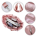 Bolsa de Academia Feminina Grande para Yoga Rosa Urbanno aberta, mostrando o interior organizado com diversos itens, e cinco círculos detalhando: a alça transversal ajustável, as alças de mão reforçadas, a textura acolchoada, o zíper principal e o detalhe do zíper lateral.