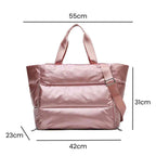 Bolsa de Academia Feminina Grande para Yoga com Compartimento para Mat Rosa Urbanno, estilo tote acolchoada, com linhas indicando suas dimensões de 55cm de comprimento, 31cm de altura e 23cm de profundidade.