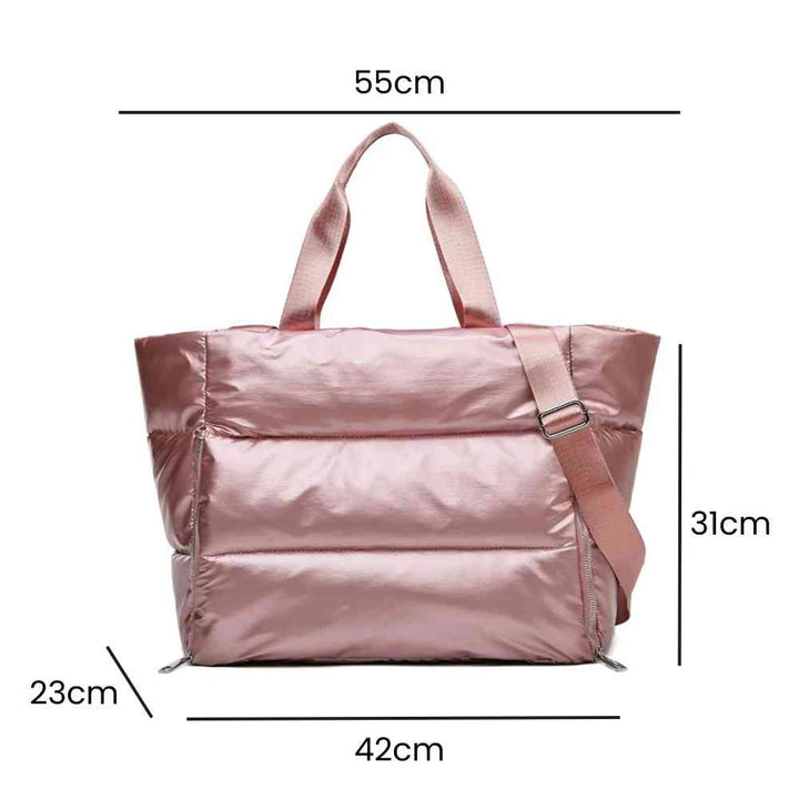 Bolsa de Academia Feminina Grande para Yoga com Compartimento para Mat Rosa Urbanno, estilo tote acolchoada, com linhas indicando suas dimensões de 55cm de comprimento, 31cm de altura e 23cm de profundidade.