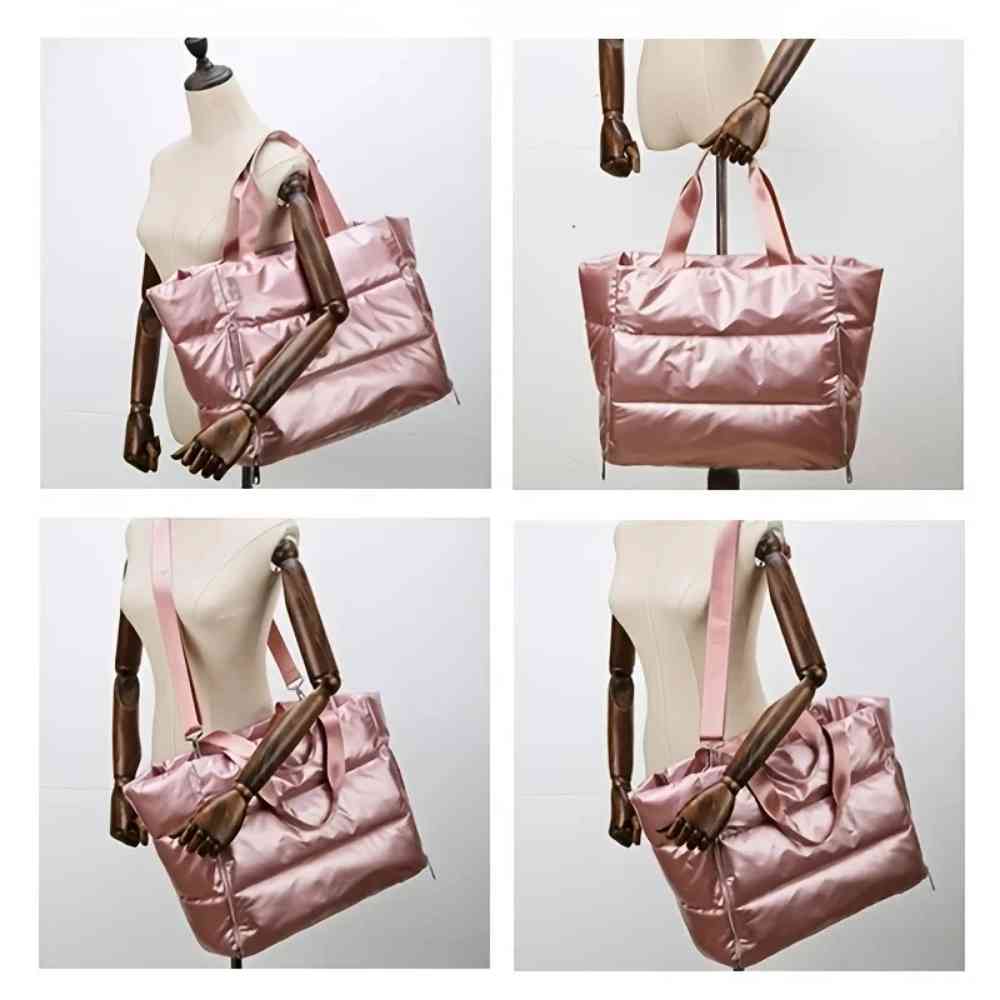 Montagem com quatro fotos da Bolsa de Academia Feminina Grande para Yoga Rosa Urbanno em um manequim, mostrando diferentes formas de uso: no ombro com a alça dupla, na mão pelas alças de mão, e transversalmente com a alça de ombro ajustável.