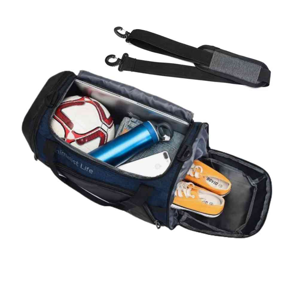 Bolsa de Academia Grande com Compartimento de Sapatos Azul Escuro Urbanno, vista interna com bola de futebol, garrafa, celular e um par de sapatos laranja no compartimento lateral, acompanhada da alça de ombro destacável.