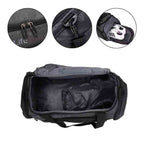 Bolsa de Academia Grande Cinza Grafite Urbanno, aberta, exibindo o interior espaçoso, e três círculos detalhando: os zíperes duplos, o mosquetão da alça de ombro e o compartimento lateral com um par de tênis brancos.