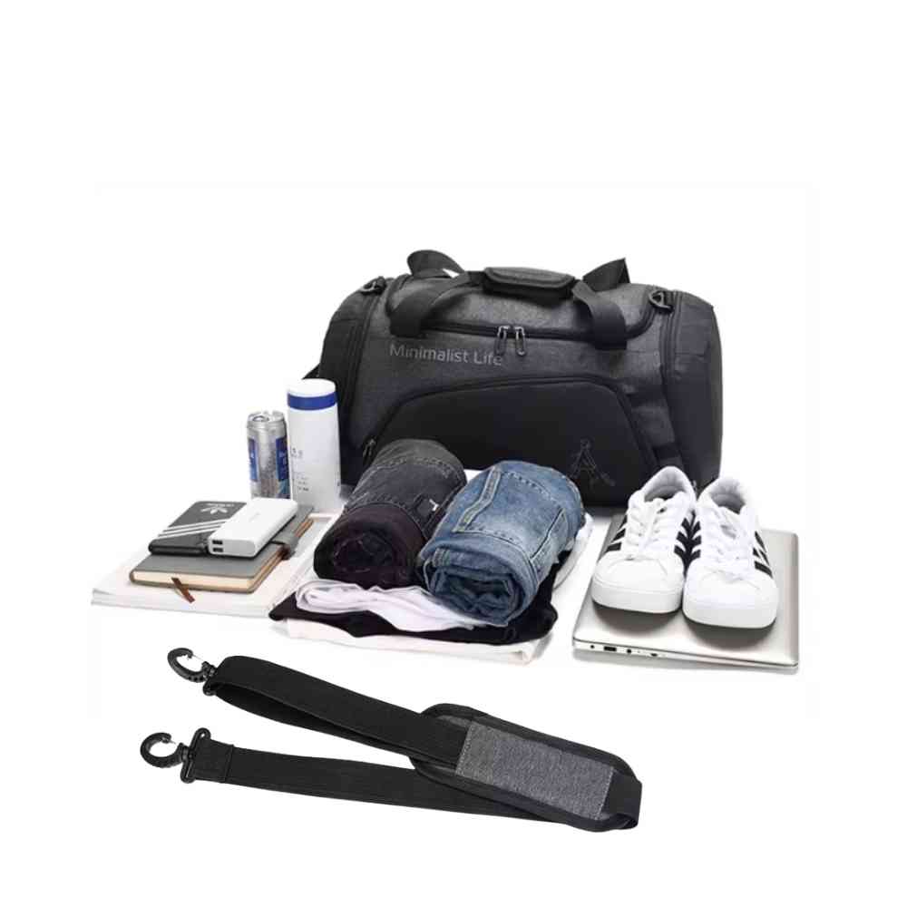 Bolsa de Academia Grande Cinza Grafite Urbanno, com a inscrição "Minimalist Life", e diversos itens como roupas dobradas, tênis brancos, caderno, power bank e a alça de ombro dispostos ao lado, demonstrando sua capacidade e organização.