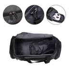 Bolsa de Academia Grande Preta Urbanno aberta, mostrando o interior espaçoso e um compartimento menor, com três círculos detalhando: zíperes duplos, engate da alça de ombro e compartimento lateral com um par de tênis brancos.