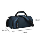 Bolsa de Academia IX Sport Pequena e Discreta azul escuro, exibindo suas dimensões de 39cm de comprimento, 22cm de largura e 22cm de altura urbanno