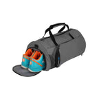 Bolsa de Academia IX Sport Pequena e Discreta cinza grafite, mostrando o compartimento lateral aberto com um par de tênis coloridos, destacando a praticidade para transportar calçados separadamente urbanno