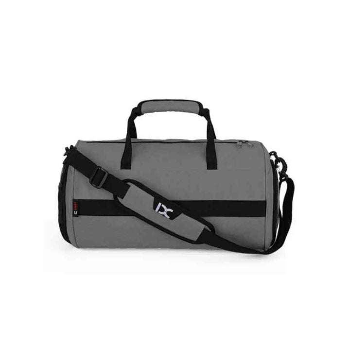 Bolsa de Academia IX Sport Pequena e Discreta cinza grafite, vista lateral com bolso de rede e alça de ombro destacada, mostrando detalhes de design e funcionalidade urbanno