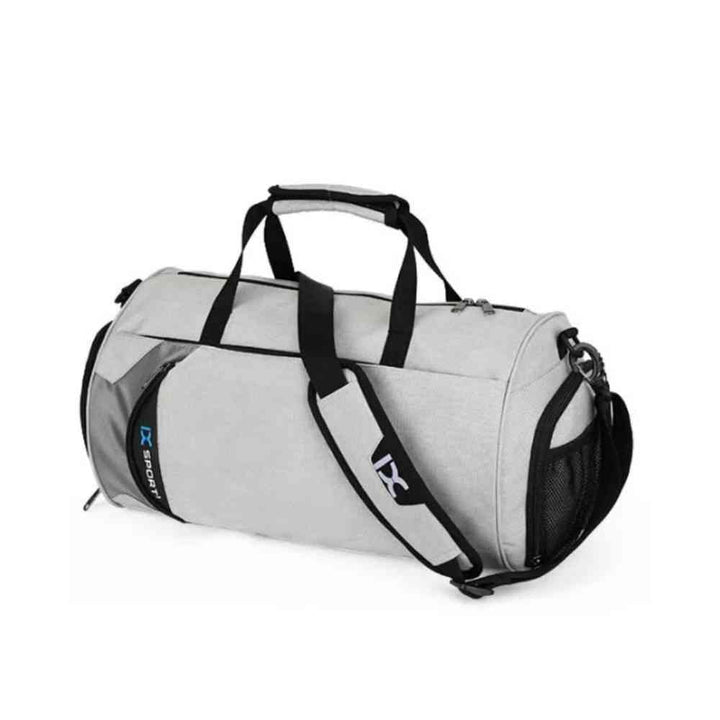 Bolsa de Academia IX Sport Pequena e Discreta cinza, vista frontal em ângulo, com alças de mão e alça de ombro, ideal para o essencial do treino e dia a dia da loja urbanno