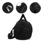 Bolsa de Academia IX Sport Pequena e Discreta preta, mostrando detalhes ampliados do zíper duplo, tira de velcro e engate da alça de ombro, destacando funcionalidade urbanno