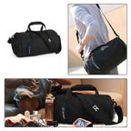 Bolsa de Academia IX Sport Pequena e Discreta preta, mostrando um homem usando-a no ombro e a bolsa em ambiente de vestiário, ilustrando sua versatilidade para o dia a dia e treinos urbanno