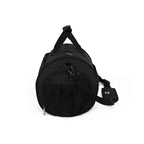 Bolsa de Academia IX Sport Pequena e Discreta preta, vista lateral com bolso de rede e alça de ombro destacada, mostrando detalhes de design e funcionalidade urbanno