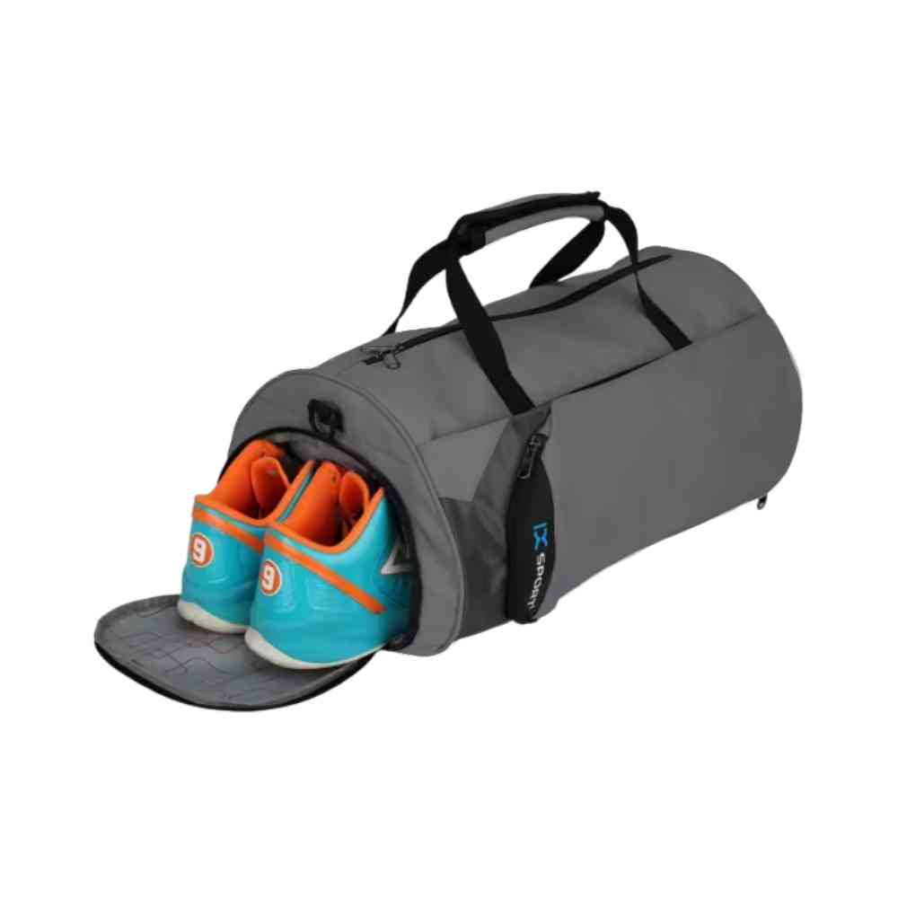 Bolsa de Academia IX Sport Plus grafite, mostrando o compartimento lateral aberto com um par de tênis esportivos coloridos, destacando a praticidade para transportar calçados separadamente, ideal para campeões urbanno