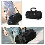 Bolsa de Academia IX Sport Plus preta, mostrando homem usando no ombro e carregando pela alça de mão, ilustrando versatilidade urbanno