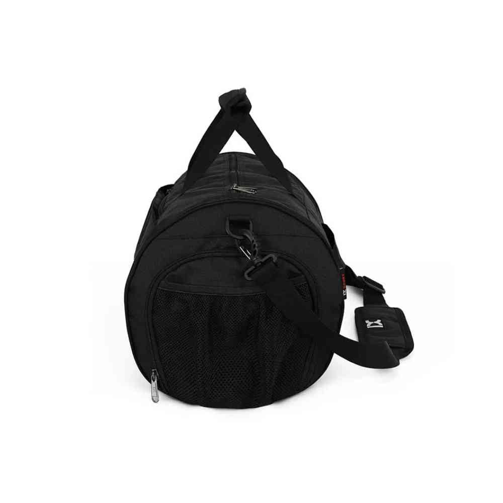 Bolsa de Academia IX Sport Plus preta, vista lateral com bolso de rede e alça de ombro destacada, mostrando detalhes de design e funcionalidade urbanno